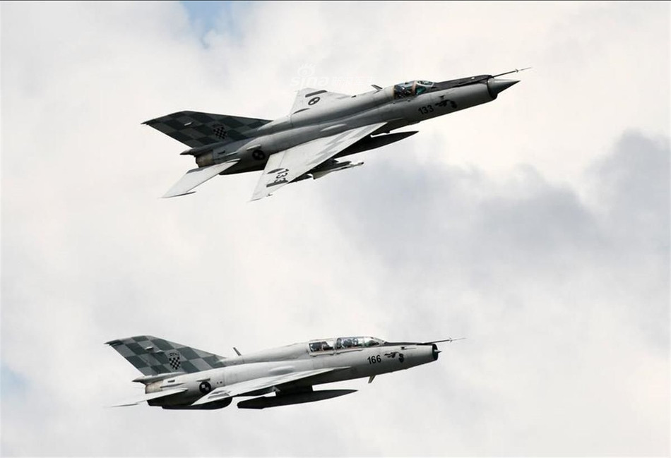 Trần bay tối đa của MiG-21 là 17.500 mét và có bán kính bay khoảng 1470 km ở độ cao 10.000 mét khi mang theo bình xăng phụ 800 lít. Nguồn ảnh: Sina.