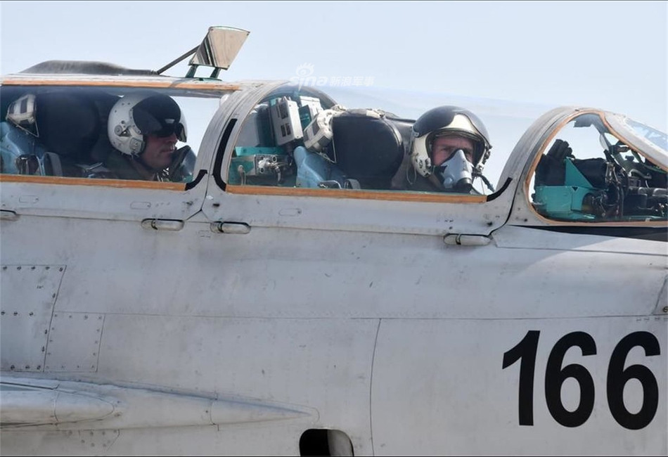 Tiêm kích MiG-21 có thể mang theo tối đa 2 tấn vũ khí các loại. Trong quá khứ, MiG-21 đã từng có chiến tích hạ gục nhiều loại máy bay hiện đại hơn nó nhiều lần do dàn vũ khí của MiG-21 bao gồm các loại tên lửa không đối không cực kỳ hiệu quả trong không chiến và một khẩu pháo 23mm chết người. Nguồn ảnh: Sina.