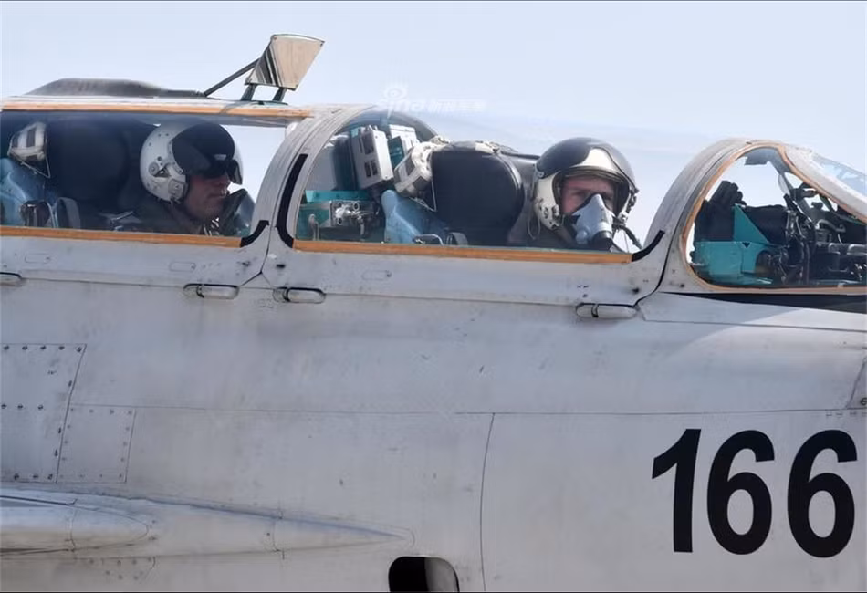 Tiêm kích MiG-21 có thể mang theo tối đa 2 tấn vũ khí các loại. Trong quá khứ, MiG-21 đã từng có chiến tích hạ gục nhiều loại máy bay hiện đại hơn nó nhiều lần do dàn vũ khí của MiG-21 bao gồm các loại tên lửa không đối không cực kỳ hiệu quả trong không chiến và một khẩu pháo 23mm chết người. Nguồn ảnh: Sina.