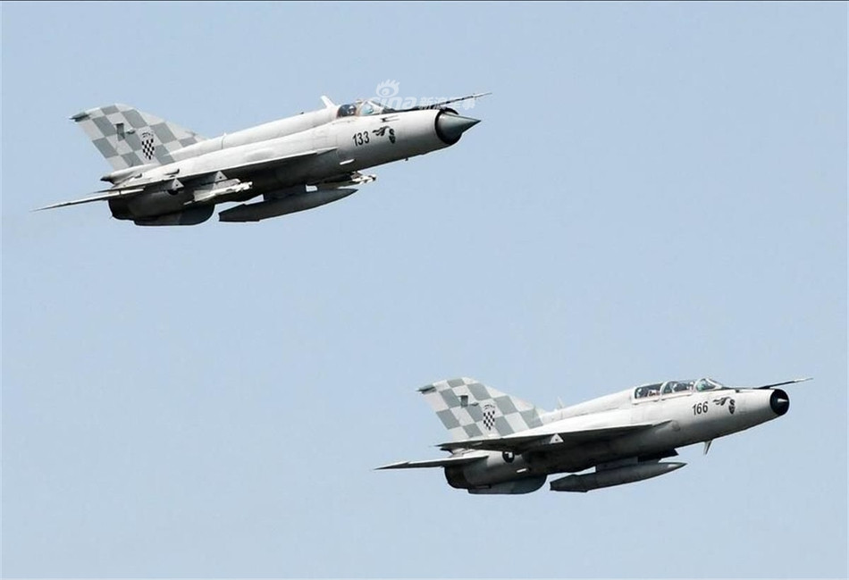 Ra đời từ năm 1959, Mikoyan Gurevich MiG-21 hiện tại đã là chiến đấu cơ 60 năm tuổi. Loại phi cơ này được coi là một trong những loại phi cơ chiến đấu phản lực thành công nhất trong lịch sử khi đã được sản xuất tổng cộng tới gần 12.000 chiếc. Nguồn ảnh: Sina.