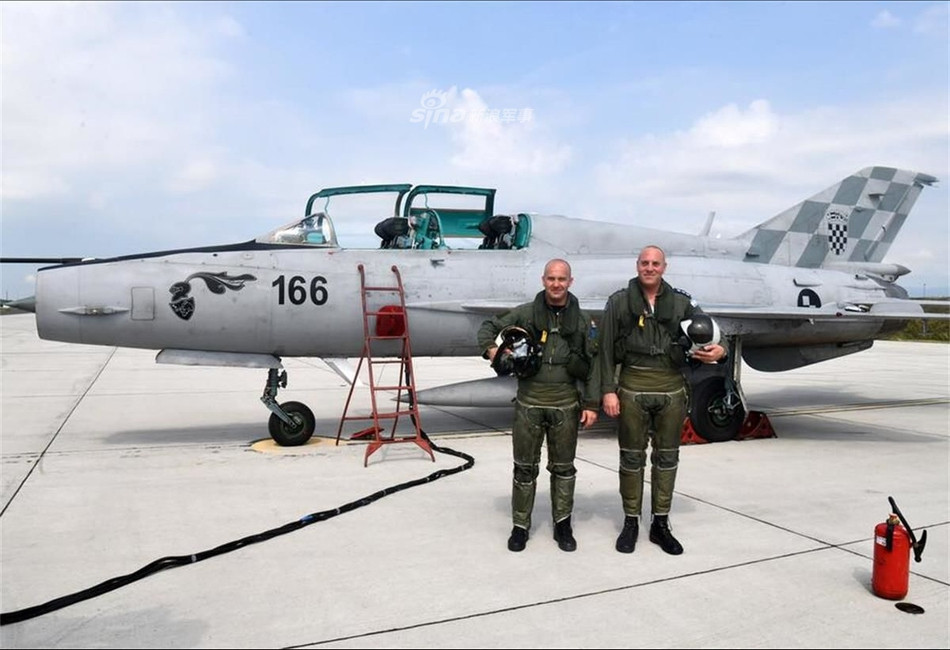 MiG-21 chỉ được trang bị duy nhất một động cơ Tumansky R-25-300. Loại động cơ này cho phép MiG-21 bay được ở tốc độ tối đa lên tới Mach 1.05. Hình ảnh phi công Israel chụp ảnh lưu niệm bên cạnh chiếc MiG-21 họ vừa bay thử. Nguồn ảnh: Sina.