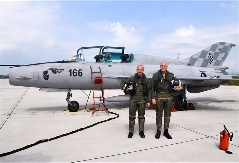 MiG-21 chỉ được trang bị duy nhất một động cơ Tumansky R-25-300. Loại động cơ này cho phép MiG-21 bay được ở tốc độ tối đa lên tới Mach 1.05. Hình ảnh phi công Israel chụp ảnh lưu niệm bên cạnh chiếc MiG-21 họ vừa bay thử. Nguồn ảnh: Sina.