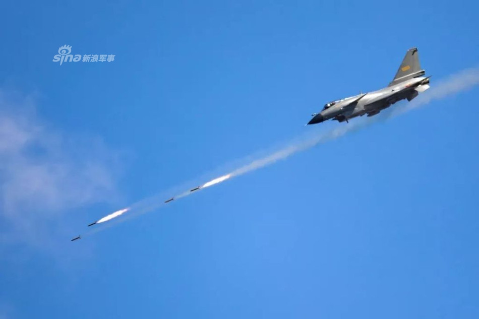 Về cơ bản, PL-10 là loại tên lửa tầm ngắn, dẫn đường bằng hồng ngoại. Tên lửa này có trọng luongj 89 kg và có chiều dài 3 mét, sử dụng đầu đạn nổ mảnh và có cơ chế kích nổ bằng lade hoặc kích nổ bằng va chạm. Nguồn ảnh: Sina.