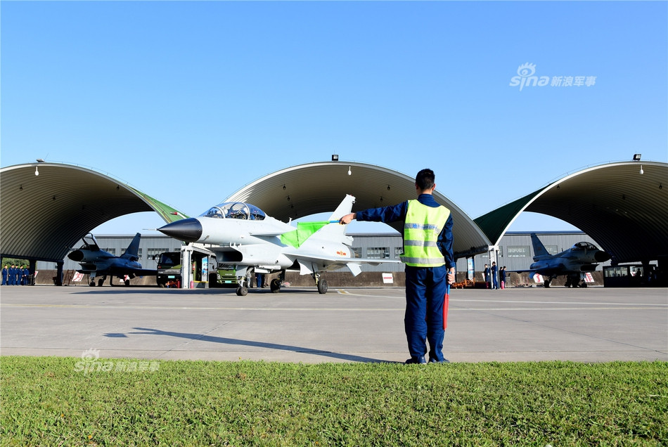 J-10 có tổng cộng 11 giá treo trong đó có 6 giá treo dưới hai bên cánh và 5 giá treo dưới bụng. Trước khi tương thích với PL-10, J-10 có thể mang được các loại tên lửa không đối không PL-8; PL-9; PL-11 và PL-12 cùng với các loại tên lửa đối đất như PJ-9 và YJ-9K. Nguồn ảnh: Sina.