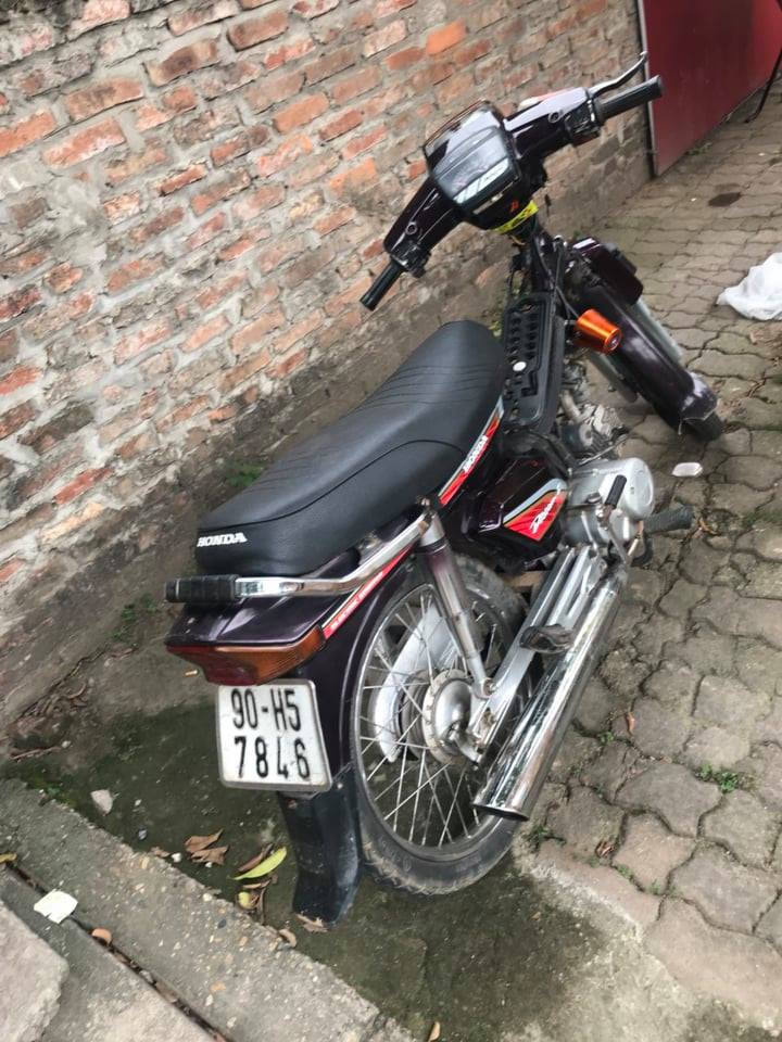 Thanh nien xam tro dam CSGT guc tren duong-Hinh-3