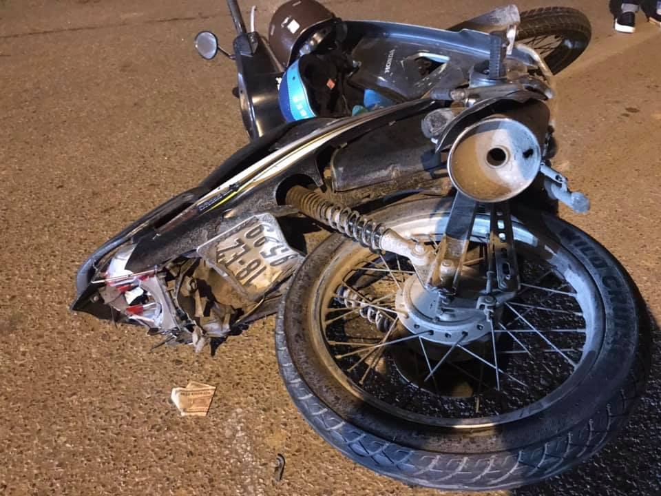 Xe bien xanh bo chay sau tai nan thuoc Bo Cong an, lai xe ra trinh dien-Hinh-2