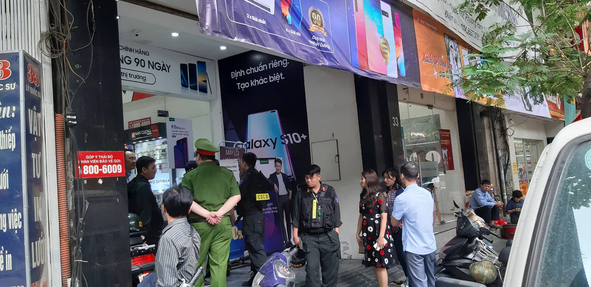 Video: Can canh Bo Cong an kham xet Chuoi cua hang Nhat Cuong mobile