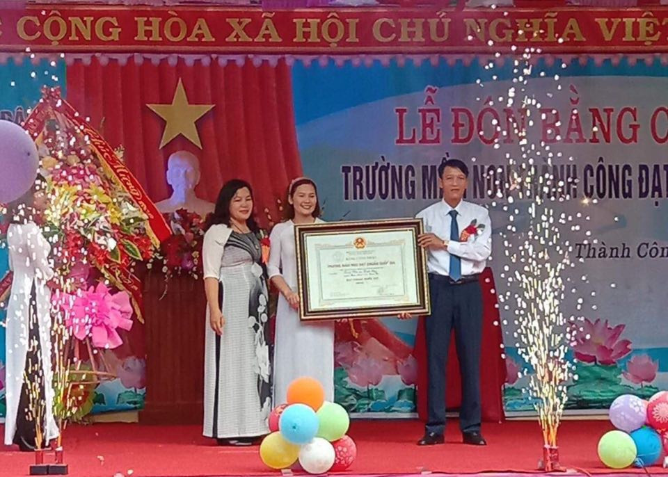 Truong xa mien nui kho khan dat Truong chuan Quoc gia