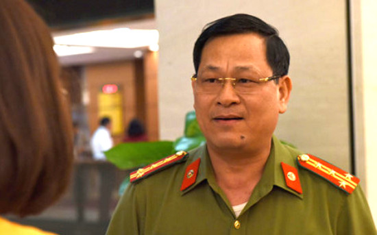 Đại biểu, Đại tá Nguyễn Hữu Cầu (giám đốc CA Nghệ An) nói về vụ khởi tố cựu Phó viện KSND TP Đà Nẵng dâm ô bé gái trong thang máy: "Nếu là tôi xử lý thì khởi tố từ ngay từ thời điểm đó. Bởi hành vi của ông Linh diễn ra 3 lần với cháu bé trong thang máy chứ không phải một lần."