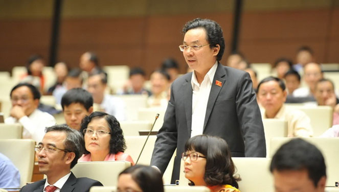 Đại biểu Hoàng Văn Cường: "Tôi cho rằng cần phải kiểm toán lại cơ quan kiểm toán. Rất nhiều nước đều có 1 cơ quan chịu trách nhiệm kiểm toán lại cơ quan kiểm toán. Như hiện nay không có cơ quan nào rà soát lại cơ quan kiểm toán. Làm thế có đúng hay không?"