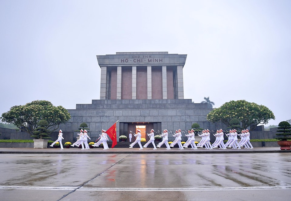 Tối nay 3/5, không có lễ hạ cờ như thường lệ mà lá cờ rủ sẽ được treo liên tục trong 2 ngày Quốc tang 3 và 4/5.