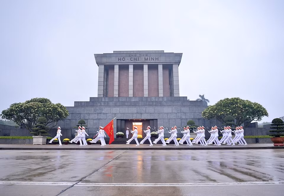 Tối nay 3/5, không có lễ hạ cờ như thường lệ mà lá cờ rủ sẽ được treo liên tục trong 2 ngày Quốc tang 3 và 4/5.