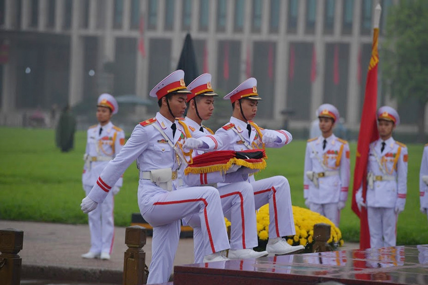 Tiêu binh bước lên cột cờ.