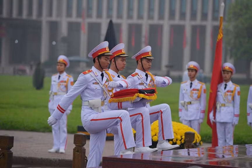 Tiêu binh bước lên cột cờ.