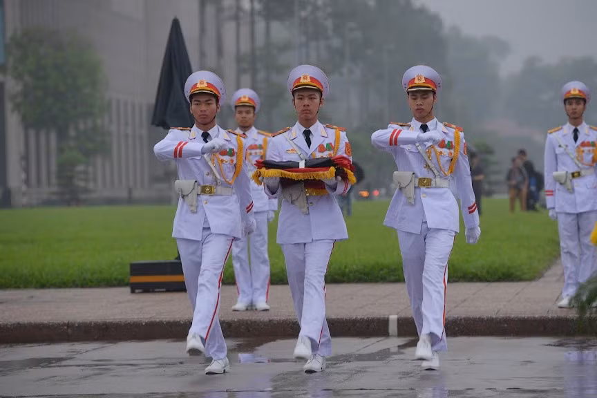 Buổi lễ nghiêm trang có sự góp mặt của nhiều người dân Thủ đô.