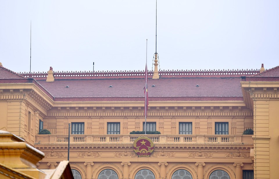 Cờ rủ được kéo lên tại Phủ Chủ tịch.