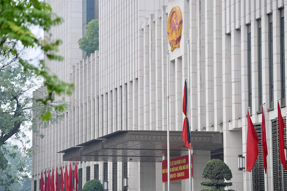 Sau nghi thức thượng cờ rủ tại quảng trường Ba Đình kết thúc, các cơ quan, đơn vị trên toàn địa bàn Hà Nội và cả nước cũng treo cờ rủ.