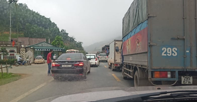 Trưa 8/5, theo ghi nhận của PV Kiến Thức tại trạm BOT Hòa Lạc - Hòa Bình (xã Yên Quang, Kỳ Sơn, Hòa Bình) xảy ra ùn tắc kéo dài do hàng chục ôtô dừng đỗ ở cả 4 làn thu phí (2 bên đường) để phản đối chính sách thu phí. 