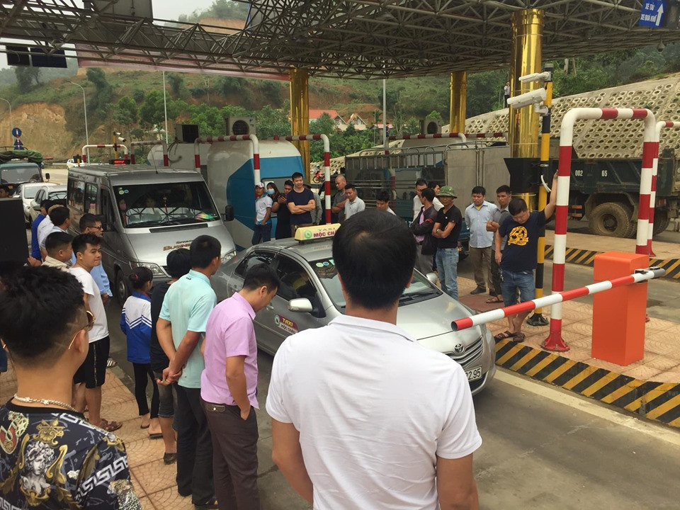 Trước đó, ngày 7/5, Công ty BOT Quốc lộ 6 đã có công văn hỏa tốc gửi Tổng cục Đường Bộ Việt Nam để báo cáo tình hình, truyền đạt ý kiến của người dân và xin phương án xử lý. 