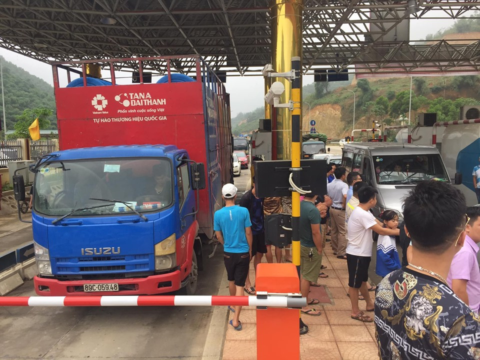 Rất đông phương tiện và người dân vẫn tụ tập phản đối mức thu phí BOT Hòa Lạc - Hòa Bình.