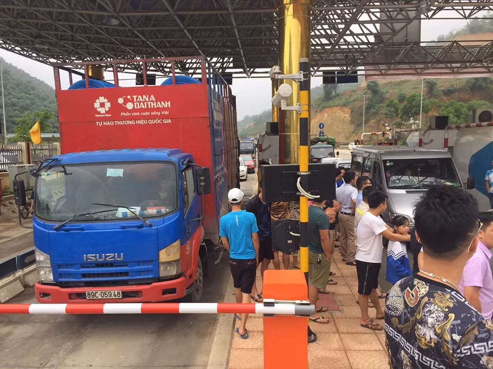 Rất đông phương tiện và người dân vẫn tụ tập phản đối mức thu phí BOT Hòa Lạc - Hòa Bình.