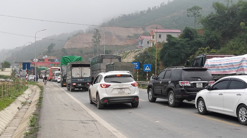 Theo tìm hiểu, người dân sống xung quanh trạm BOT Hòa Lạc không đồng tình với chính sách miễn giảm giá vé của nhà đầu tư BOT. Theo đó, nhà đầu tư sẽ giảm 50% giá vé cho các chủ phương tiện là tổ chức, cá nhân (xe chính chủ) nằm trong phạm vi bán kính 5 km của trạm thu phí, miễn 100% giá vé với xe buýt và không miễn giảm với những xe không chính chủ.