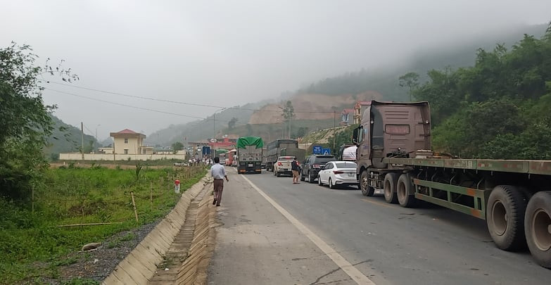 Sự việc xảy ra khi trạm BOT Hòa Lạc mới hoạt động được 4 ngày để thu phí hoàn vốn cho Dự án đầu tư xây dựng đường Hòa Lạc - Hòa Bình và cải tạo nâng cấp quốc lộ 6 đoạn Xuân Mai - Hòa Bình. Mức thu thấp nhất 35.000 đồng/lượt xe và cao nhất là 180.000 đồng/lượt xe, nhiều tài xế địa phương không đồng tình mức thu nên bắt đầu phản đối từ hôm qua (7/5) kéo dài đến chiều nay vẫn chưa chấm dứt. 