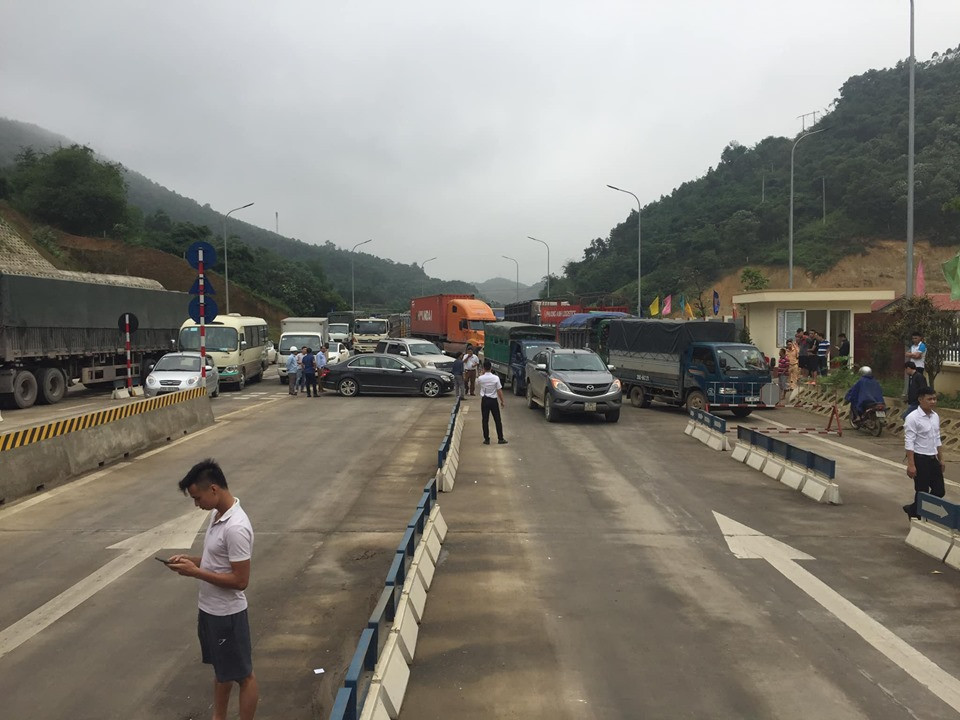 Ghi nhận của PV Kiến Thức vào 14h ngày 8/5, giao thông qua trạm BOT vẫn rất khó khăn.