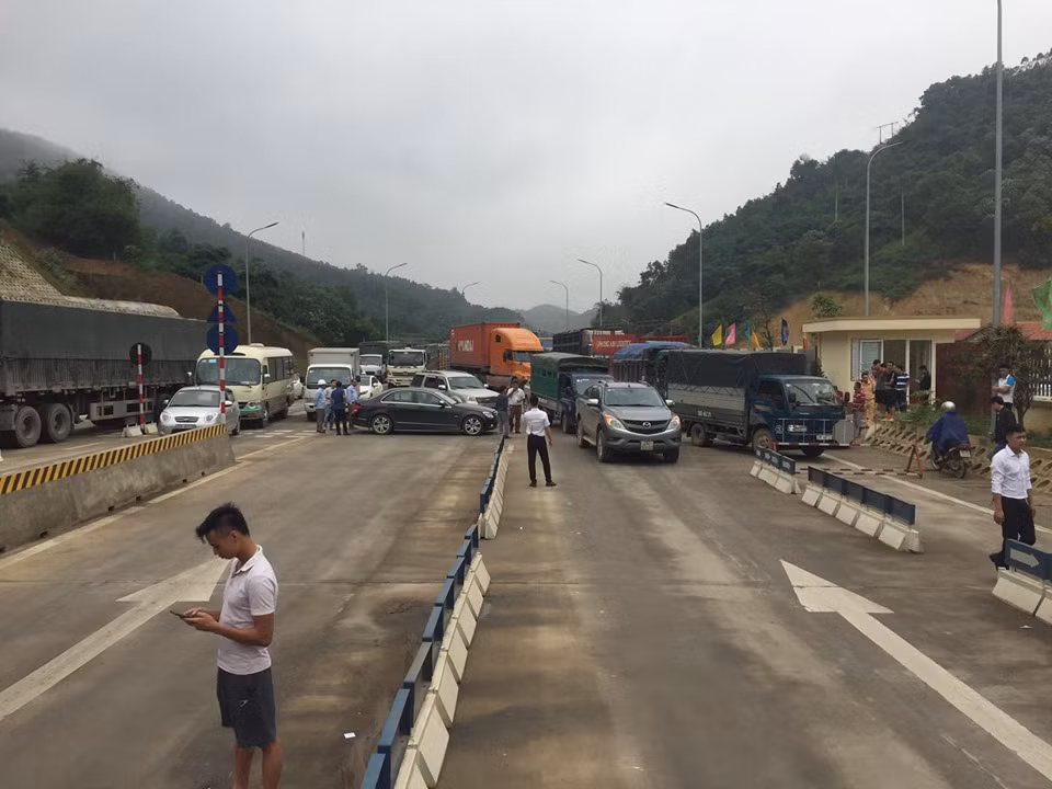 Ghi nhận của PV Kiến Thức vào 14h ngày 8/5, giao thông qua trạm BOT vẫn rất khó khăn.