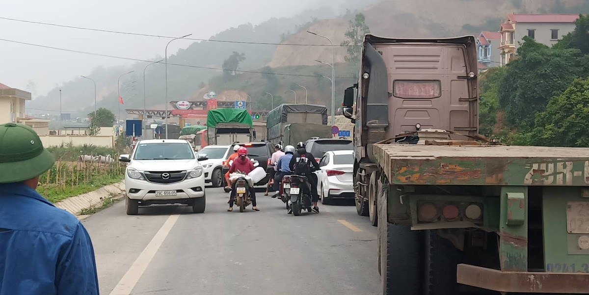 Trong quá trình thi công đường Hòa Lạc - Hòa Bình, tuyến đường 446 trước đây người dân vẫn sử dụng bị tuyến BOT mới đè lên. Người dân địa phương yêu cầu hoặc là hoàn trả tuyến đường cũ cho họ, hoặc là sửa đổi chính sách miễn giảm giá vé theo hướng giảm 100% và áp dụng cho cả xe không chính chủ.