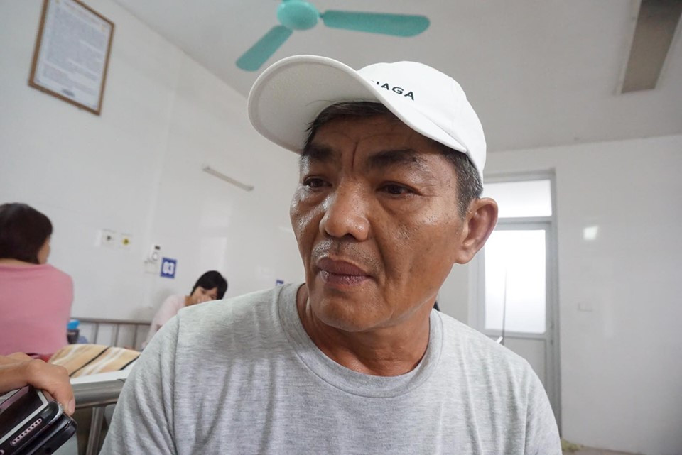 Ông Vũ (bố Vy) rất đau buồn sau sự việc. Ông cho biết, ban đầu không dám cho con gái soi gương vì sợ sốc.