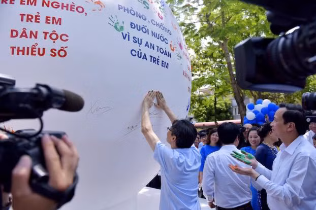 Moi nam Viet Nam co tren 2.000 tre em duoi nuoc