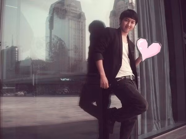 Chu nhan clip “tha tien hon gai” gay bao la ai?-Hinh-7