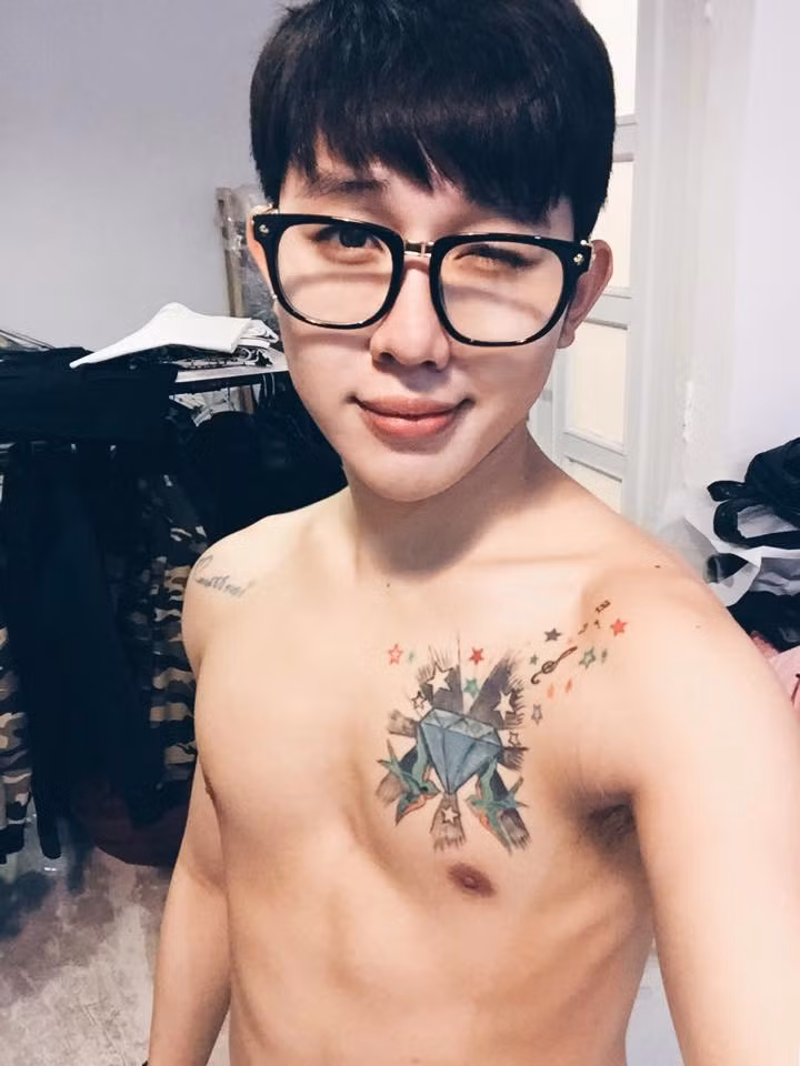 Danny Nguyễn thường xuyên nhận được những lời mời chụp ảnh thời trang, quảng cáo. Công việc này mang đến cho anh nguồn thu nhập ổn định và để duy trì nhiều sở thích, đam mê khác.