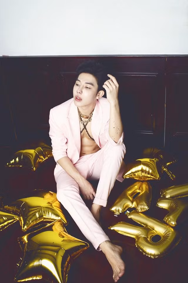 Trẻ trung và khá đa tài, ngoài ngoại hình của một "mỹ nam", Danny Nguyễn còn sở hữu giọng hát hay, gout ăn mặc cực sành điệu khiến phái nữ dễ bị ấn tượng sâu sắc.