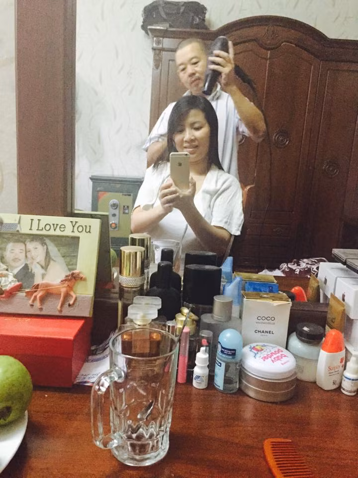 Trong khoảng 18 năm sau kết hôn, dù chưa có con nhưng anh Lịch vẫn rất yêu thương vợ. Những hình ảnh như thế này được chị vợ Hồng Nhung khoe với bạn bè đã đủ thể hiện tình yêu thương của anh Lịch dành cho chị.