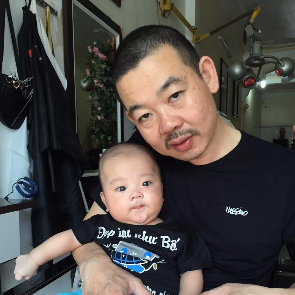 Bức ảnh mang đến nhiều tiếng cười và biến những nhân vật chính trong đó được dân mạng quan tâm. Ông bố với cách dỗ con "không đụng hàng" cũng trở thành nhân vật được nhiều bạn trẻ, dân mạng tìm kiếm. Theo tìm hiểu, người đàn ông trong bức ảnh ông bố của năm gây sốt tên thật là Lê Xuân Lịch, sinh năm 1970 và hiện sinh sống ở Tuyên Quang.