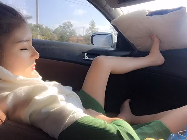 Riêng nàng hot girl Lilly Luta, cô có hẳn một "xê-ri" ảnh nằm ngủ với mọi tư thế và ở trong rất nhiều hoàn cảnh, địa điểm khác nhau.