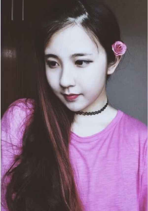 Bùi Khánh Hà, sinh năm 1996, đang là sinh viên trường ngành Tài chính quốc tế trường Đại học Ngoại thương, Hà Nội. Không phải là cô gái bước ra từ một cuộc thi sắc đẹp nào, nhưng với ngoại hình của mình, Khánh Hà vẫn được nhiều bạn bè, dân mạng ví như hot girl.