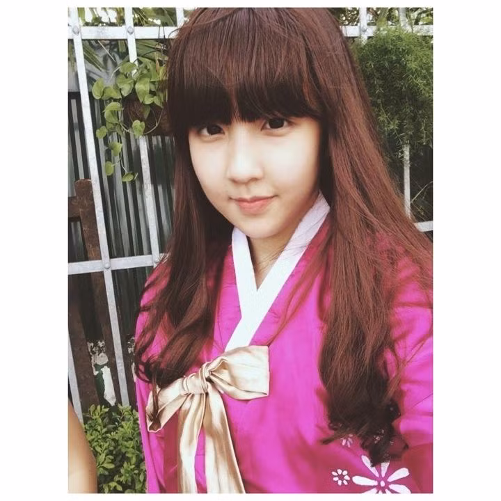 Trẻ trung, xinh đẹp, Khánh Hà có những nét đặc biệt trên khuôn mặt khiến người ngắm liên tưởng ngay đến những cô gái người Hàn Quốc. Khuôn mặt với đường cằm hấp dẫn, ánh mắt hiền và khuôn miệng trái tim chúm chím tạo nên "chất Hàn" trong nhan sắc của Khánh Hà.