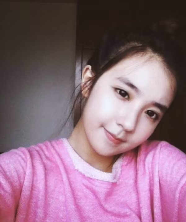 Ngắm nhìn bức ảnh này, nhiều bạn trẻ lầm tưởng cô gái trong ảnh là một người Hàn Quốc, thậm chí còn cho rằng cô nàng này giống hệt ca sĩ thần tượng IU. Nhưng thực chất cô bạn đây lại là một nữ sinh Ngoại thương, đang sinh sống và học tập tại Hà Nội.