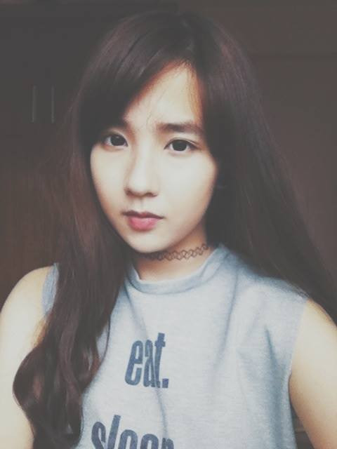 Trong một số bức ảnh Khánh Hà chia sẻ lên trang cá nhân, nhiều bạn bè, dân mạng không tiếc "like" và trầm trồ khen ngợi cô bạn trông rất giống một "diễn viên Hàn Quốc nào đó". Một số bạn trẻ tinh ý hơn, so sánh ngay khuôn mặt của Khánh Hà với ca sĩ thần tượng IU, người nổi tiếng với phong cách dễ thương, kẹo ngọt.