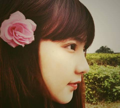 Được khen ngợi nhiều như vậy nhưng Khánh Hà luôn rất khiêm tốn. Những lần được gọi là hot girl, hay xuất hiện trong các bài giới thiệu trên mạng đều khiến cô bạn cảm thấy ngại ngùng.