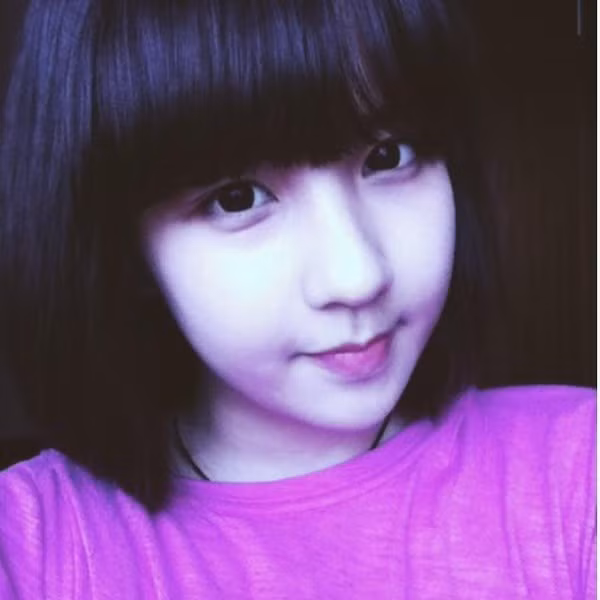 Gương mặt rất hài hòa với đôi mắt to tròn, sống mũi cao, đặc biệt là khuôn miệng rất xinh, Khánh Hà luôn nhận được những lời "xuýt xoa" mỗi lần đăng ảnh lên trang cá nhân.