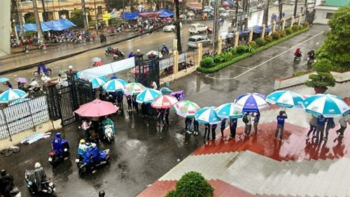 Ngoài "hàng rào sống" phân luồng giao thông, các sinh viên tình nguyện còn tạo nên một hình ảnh ấn tượng khi xếp thành hàng dài, che ô, tránh mưa cho các sĩ tử. Dù tạo nên nhiều tranh cãi nhưng sự nhiệt tình, không quản ngại khó khăn của các sinh viên tình nguyện cũng rất đáng được khâm phục, khen ngợi.