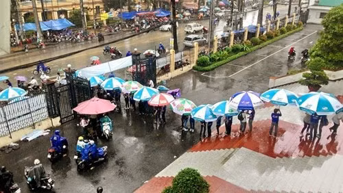 Ngoài "hàng rào sống" phân luồng giao thông, các sinh viên tình nguyện còn tạo nên một hình ảnh ấn tượng khi xếp thành hàng dài, che ô, tránh mưa cho các sĩ tử. Dù tạo nên nhiều tranh cãi nhưng sự nhiệt tình, không quản ngại khó khăn của các sinh viên tình nguyện cũng rất đáng được khâm phục, khen ngợi.