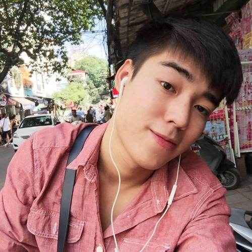 Theo tìm hiểu, anh chàng đẹp trai bị chụp lén trên xe buýt tên thật là Nguyễn Đức Minh Hoàng, sinh năm 1996, đang là sinh viên năm nhất khoa Quản trị kinh doanh trường Đại học Kinh tế Quốc dân. Biết bản thân vô tình "nổi tiếng", được truy lùng... Minh Hoàng cho biết cậu cảm thấy khá vui, bất ngờ.