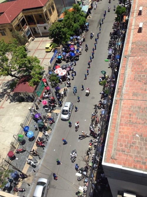 Tuần qua là thời điểm nóng bỏng khi kỳ thi tốt nghiệp THPT quốc gia diễn ra. Mùa thi 2015 nổi lên rất nhiều hình ảnh đẹp, khen, chê trái chiều về những sinh viên tình nguyện, tiếp sức mùa thi. Hình ảnh sinh viên lập "hàng rào sống", phân luồng giao thông trước các trường thi, dưới cái nóng hơn 40 độ trở thành tâm điểm tranh cãi của dân mạng trong vài ngày vừa qua.