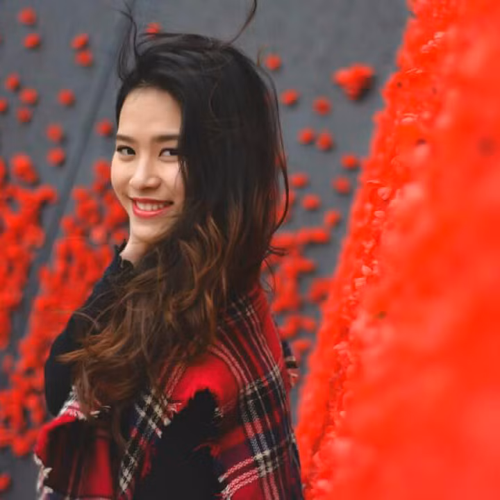 Do kết bạn với nhiều người nước ngoài nên khả năng giao tiếp bằng tiếng Anh của Lệ Mẫn được cải thiện rất nhanh chỉ trong một khoảng thời gian ngắn. Hiện tại, ngoài việc học, Lệ Mẫn cũng đã đi làm thêm và kiếm được một công việc mang về thu nhập ổn định. 