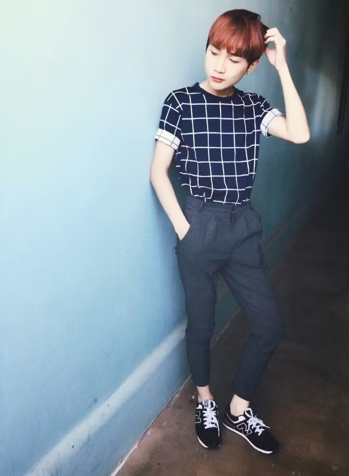 Theo tìm hiểu, người giả gái, đóng vai cô dâu xinh đẹp gây sốt mạng Việt tên thật là Phạm Ngọc Trinh, sinh năm 1998 và đang là học sinh trường THPT Đông Dương, TP HCM. Từ tên gọi và ngoại hình của Ngọc Trinh đều khiến nhiều người ngỡ rằng cậu là một cô gái chính hiệu.